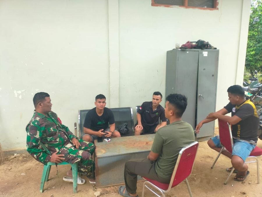 Sertu Dumen Siregar Komsos Bersama Pemuda Desa Ketaping Jaya