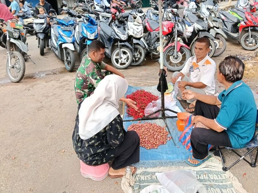 Sertu Dumen Siregar Turun ke Pasar Tradisional Cerenti, Pantau Kondisi Pedagang dan Harga Sembako