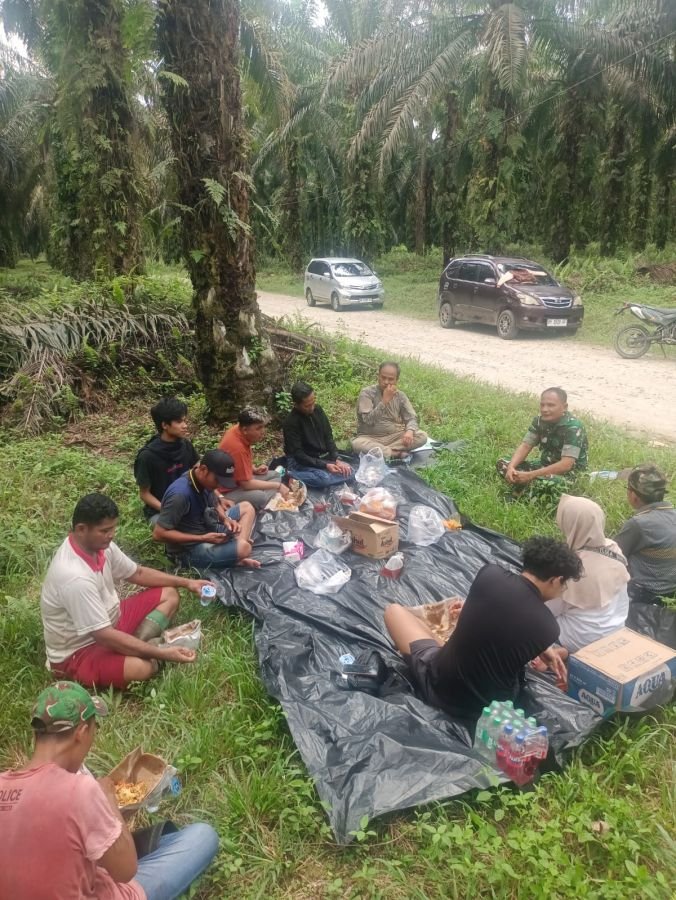 Sertu Edi Nasri Ngobrol Santai Bersama Warga