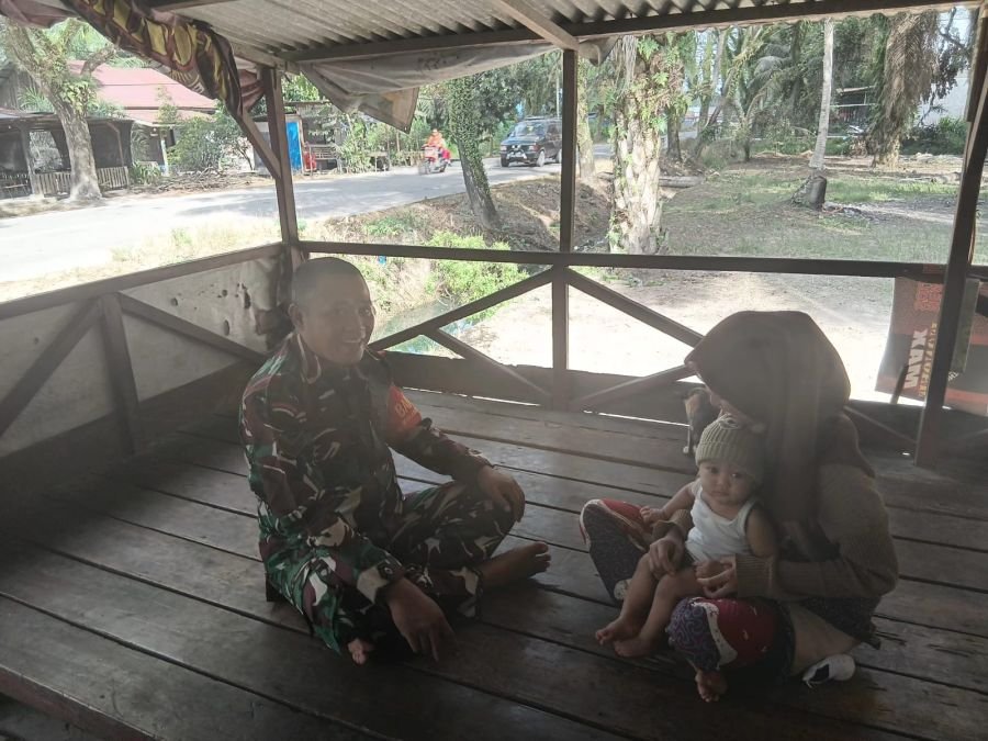 Sertu Edi Warman Pastikan Kondisi Anak Asuh Stunting di Kampung Dosan