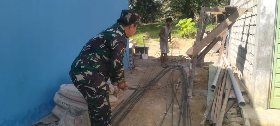 Sertu Firman Babinsa Koramil 05/Rimba Melintang Bantu Pembangunan Rumah Warga Binaan