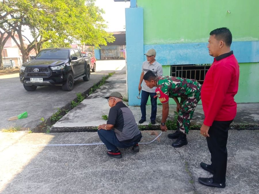 Sertu Firman Sihotang Bersama Pihak Kelurahan Lakukan Pengukuran Lahan untuk Pembangunan KDKMP