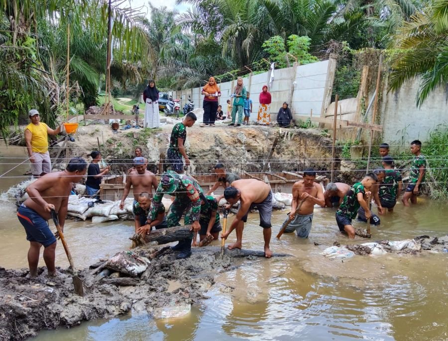 Sertu Harfan Pimpin Gotong Royong Perkuat Tanggul Jembatan Garuda Armco
