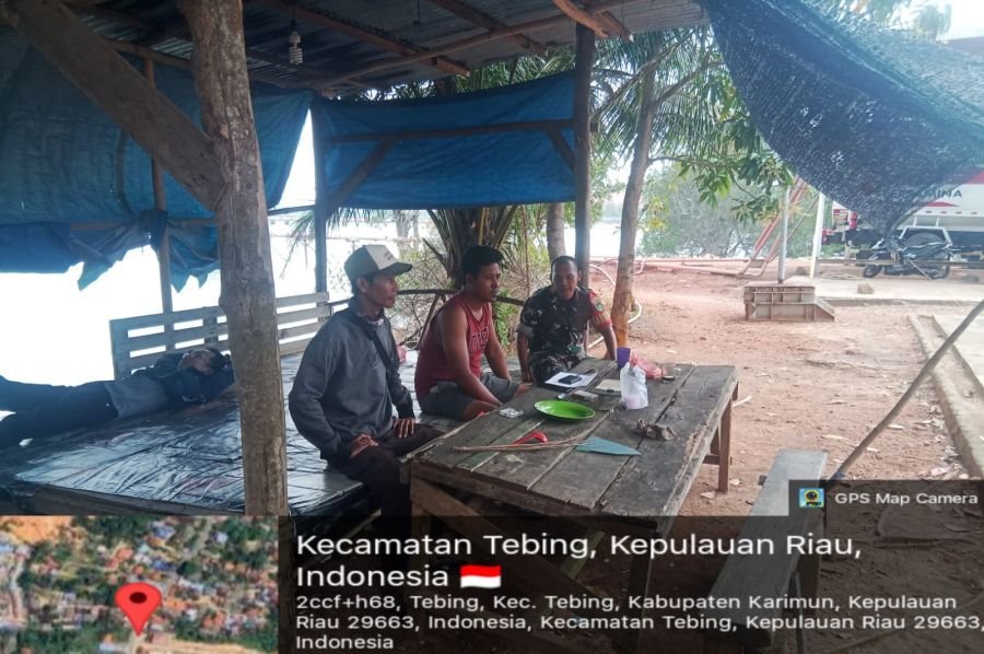 SERTU HENDRA GUNAWAN AJAK WARGA TEBING BUANG SAMPAH PADA TEMPATNYA