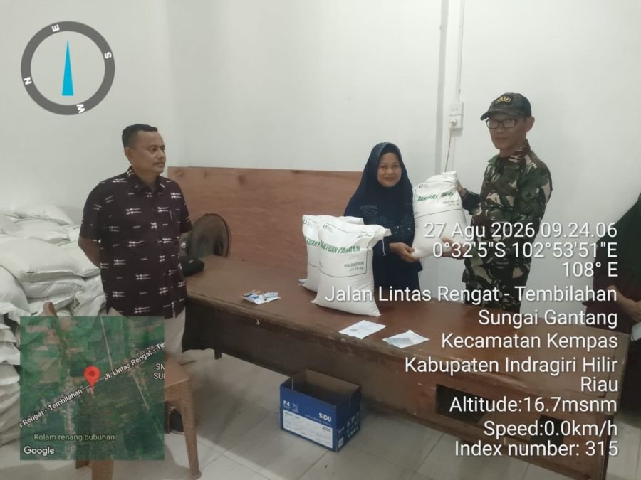 Sertu Ichlas Dampingi Penyaluran Bantuan Beras bagi Warga Sungai Gantang