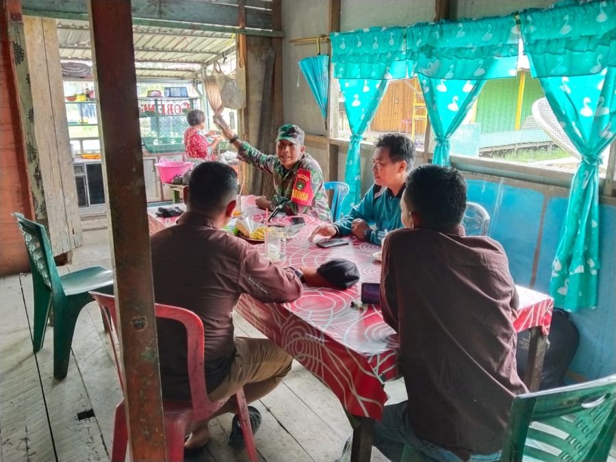 Sertu Johansah Babinsa 07/Reteh Lakukan Komsos dan Pengawasan SDM Cegah Karhutla