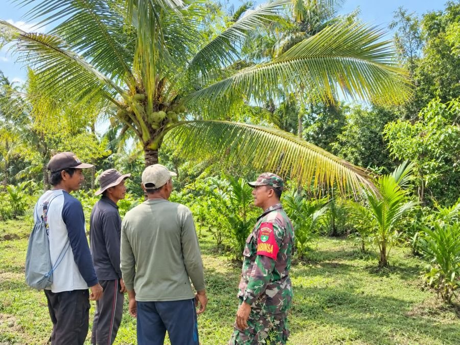 Sertu Johansah Patroli Tapal Batas Dan Sosialisasi Karhutla Bersama Warga Desa Sanglar