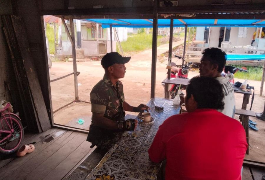 Sertu Jondri Babinsa 01/Tembilahan Tekankan Kerukunan Warga untuk Ciptakan Lingkungan Nyaman