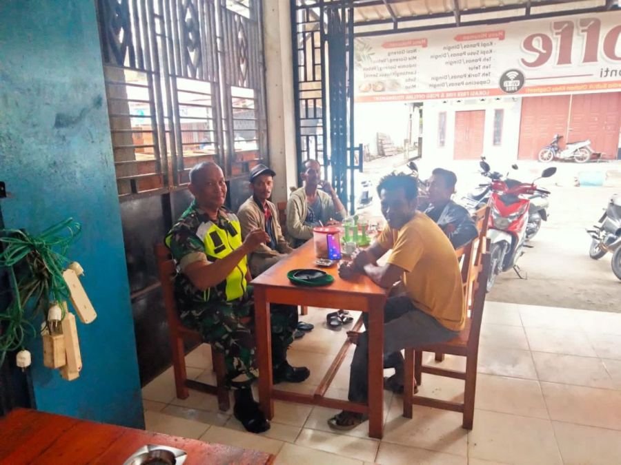 Sertu Juanda Bangun Kedekatan dengan Warga Melalui Komsos di Warung Sarapan