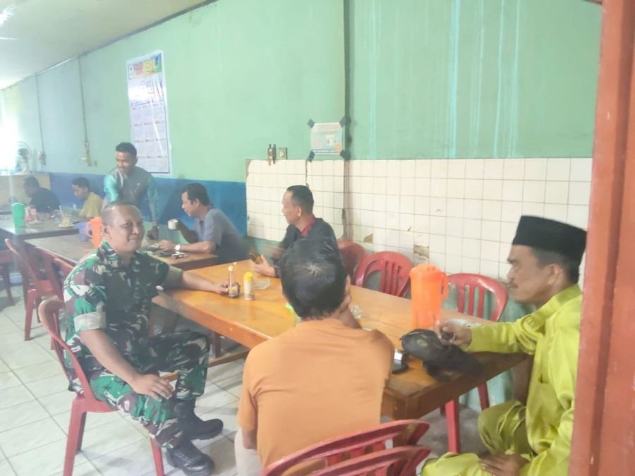 Sertu Juanda Bincang Santai Bersama Warga di Kedai Kopi Jeri, Pererat Komsos di Wilayah Binaan