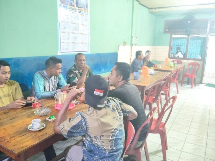 Sertu Juanda Jalin Silaturahmi Bersama Warga di Kedai Kopi Abil