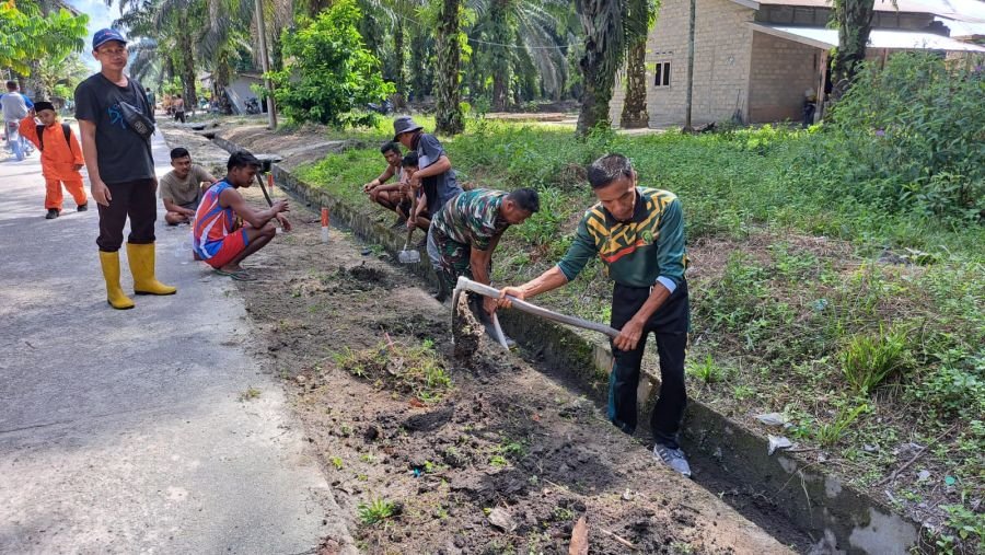 Sertu Kandri Ajak Warga Petai Baru Bersihkan Saluran Air