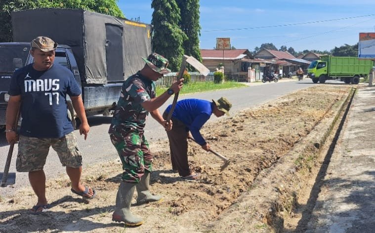 Sertu Kandri Pimpin Gotong Royong Bersihkan Saluran Air