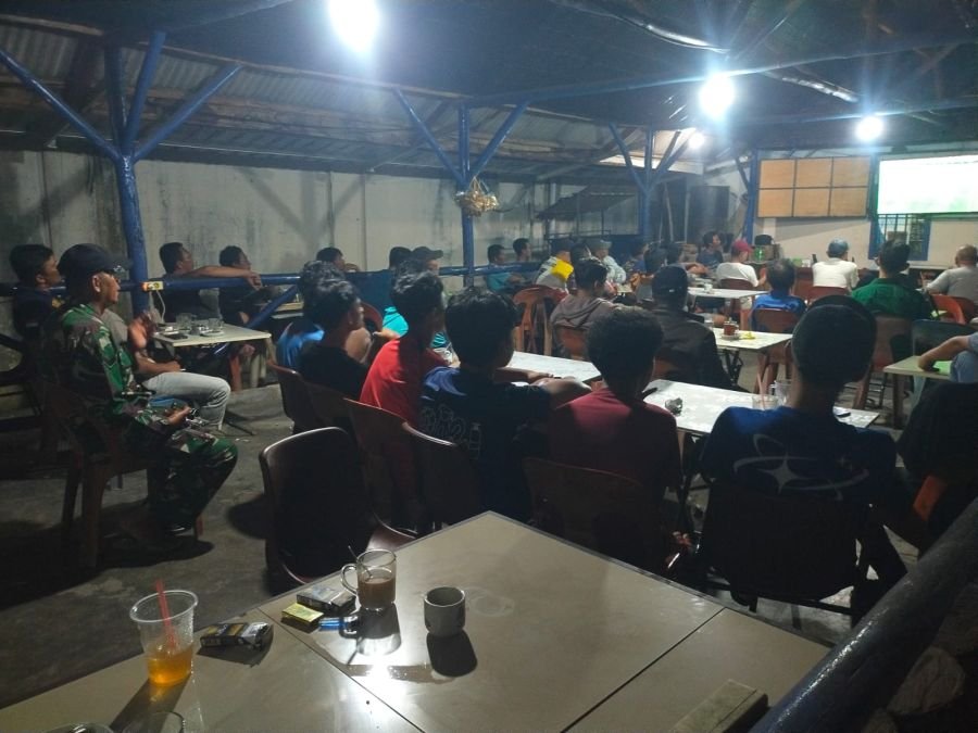 Sertu Kismawan Babinsa Malang Rapat Nobar Semifinal Piala Dunia Bersama Masyarakat