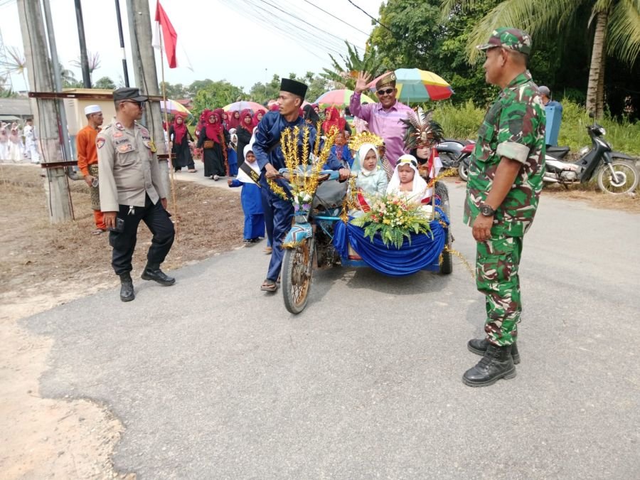 Sertu M. Rapit Kawal Pawai Tahruf, Pastikan Kegiatan di Sungai Raya Aman