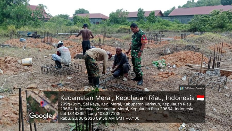Sertu M. Rapit Sambangi Buruh Bangunan, Pastikan Aktivitas Warga Tetap Kondusif