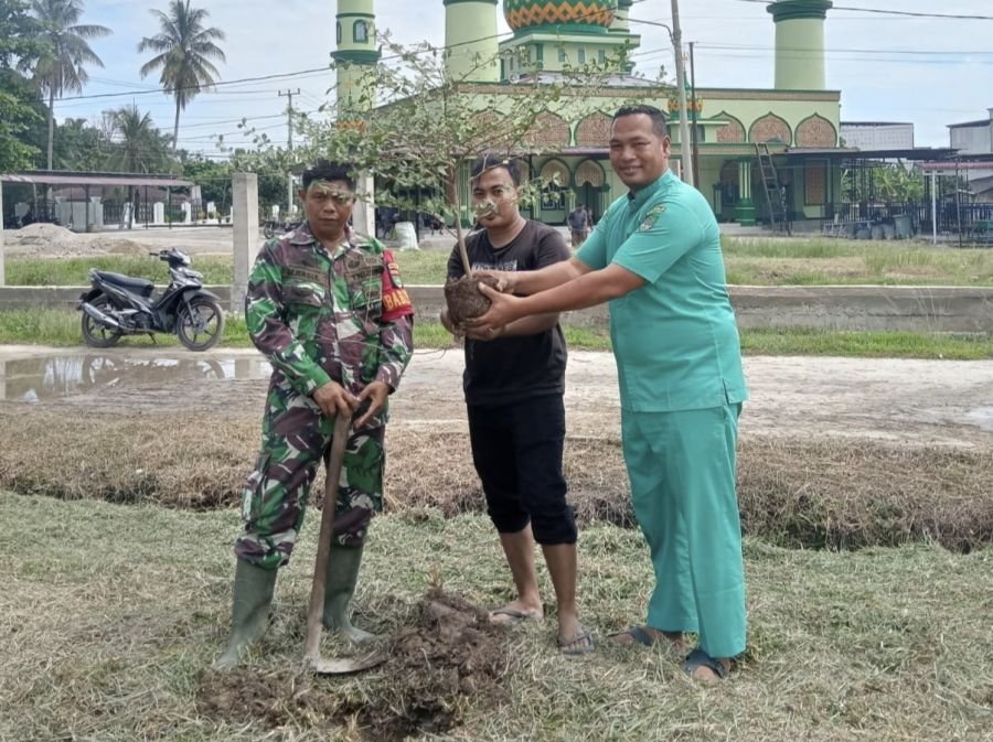 Sertu M. Rasul Gerakkan Warga Tanam Pohon di Lingkungan Masjid
