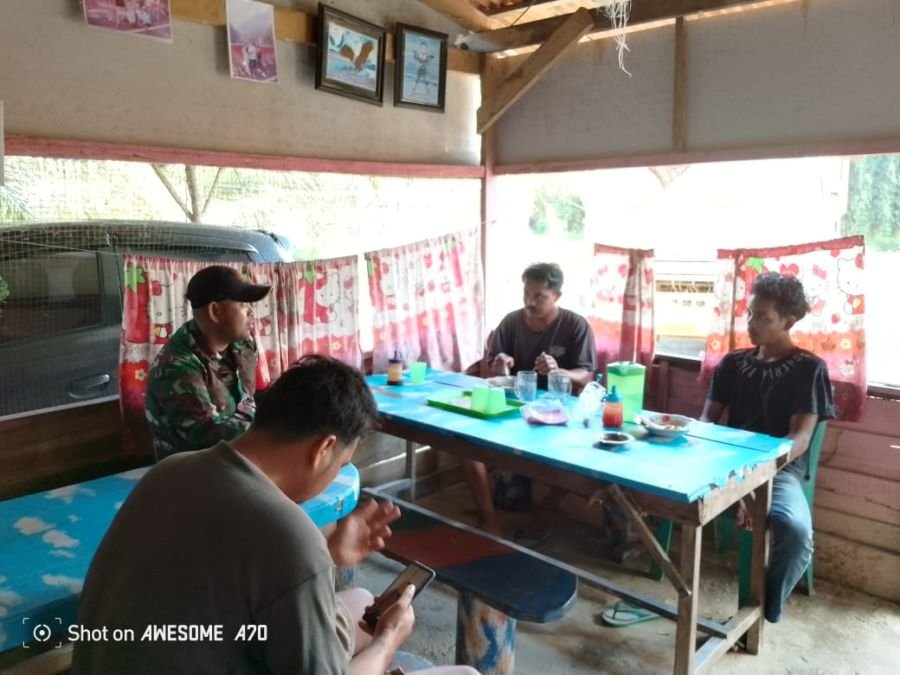 Sertu M. Riyal Bangun Komunikasi Warga Lewat Komsos di Simpang Raya