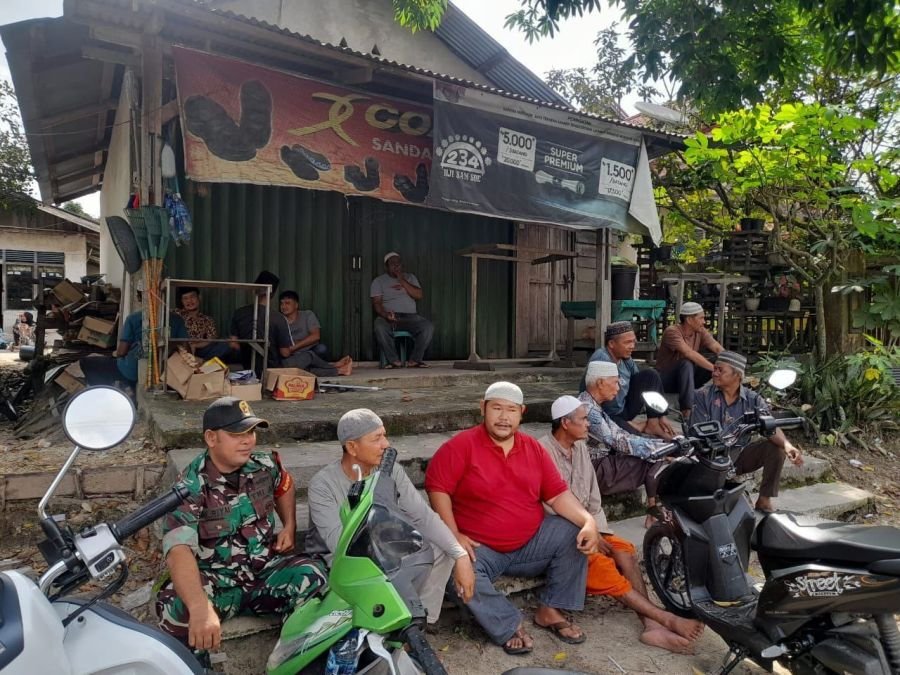 Sertu M. Riyal Pantau Keamanan Wilayah Lewat Komsos di Simpang Raya
