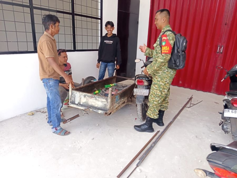 Sertu Mahyudin bersama Serda Priyo Sudarmo selaku Babinsa Kelurahan Bagan Keladi Koramil 01/Dumai