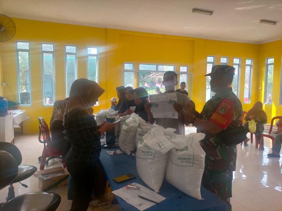 Sertu Mujahid Kawal Penyaluran Beras Bulog untuk Warga Kurang Mampu