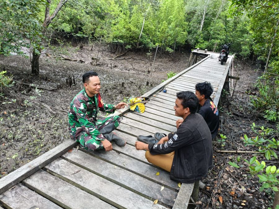 Sertu Muslim Sosialisasikan Bahaya Penebangan Pohon Bakau di Desa Tanjung Darul Takzim