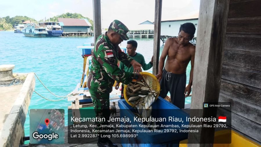 Sertu Olih Solih Bantu Nelayan Angkat Hasil Tangkapan, Perkuat Komsos dengan Warga