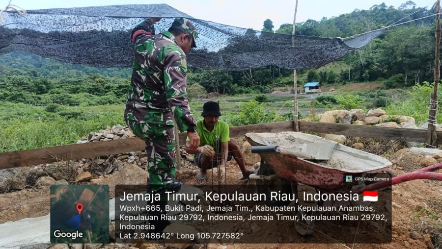Sertu Olih Solih Bantu Pekerja Bangunan Rumah Warga di Desa Bukit Padi