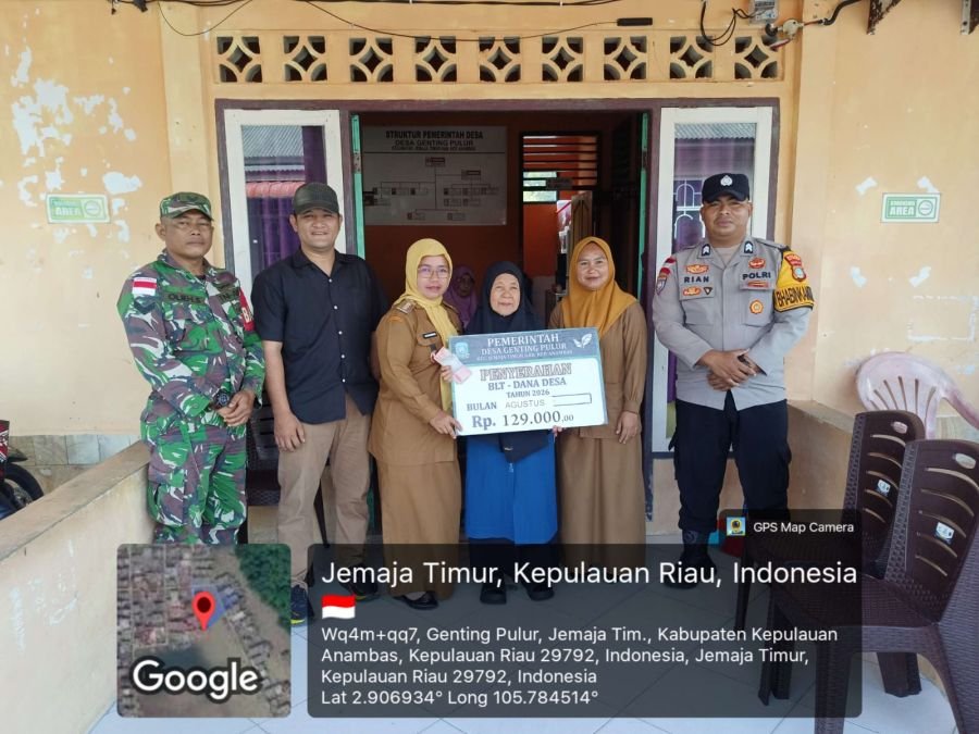 Sertu Olih Solih Dampingi Penyaluran BLT-DD Agustus di Desa Genting Pulur, 21 KPM Terima Bantuan