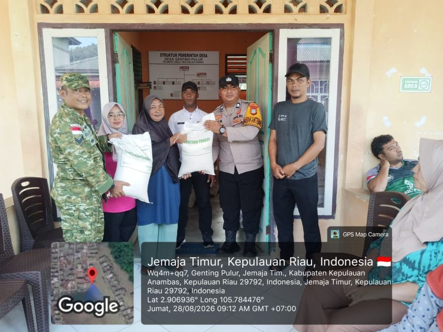 Sertu Olih Solih Dampingi Penyaluran 30 Kilogram Beras untuk 48 KPM di Genting Pulur