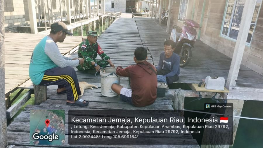 Sertu Olih Solih Jalin Silaturahmi dengan Masyarakat Kelurahan Letung melalui Komsos