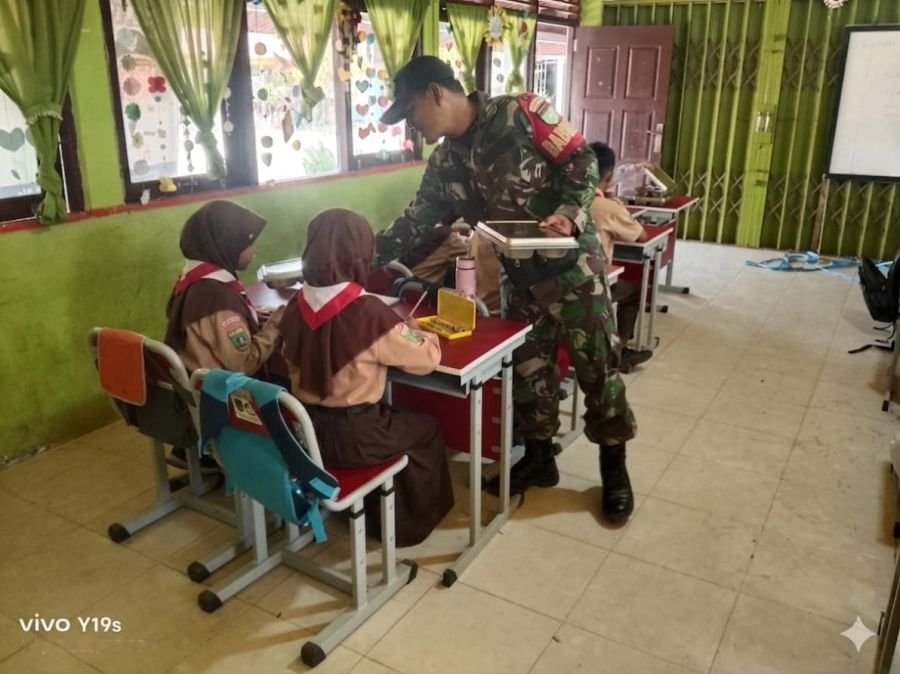 Sertu Pardamaean Turun Langsung Awasi Distribusi MBG Sekolah