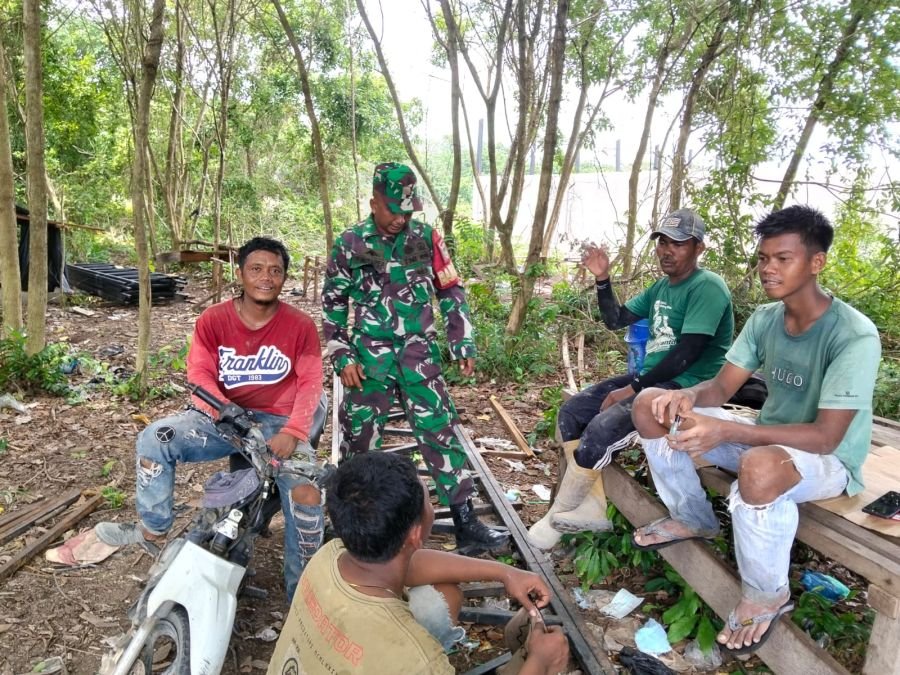 Sertu Polarianto Hutapea Bangun Komunikasi dengan Warga Pangkalan Nyirih