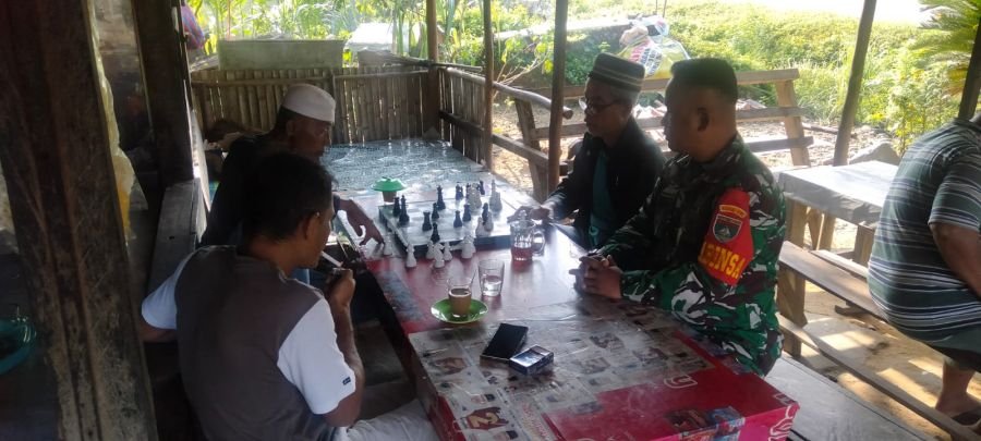 Sertu Purwanto Laksanakan Komunikasi Sosial Bersama Masyarakat Binaan di Desa Pulau gadang