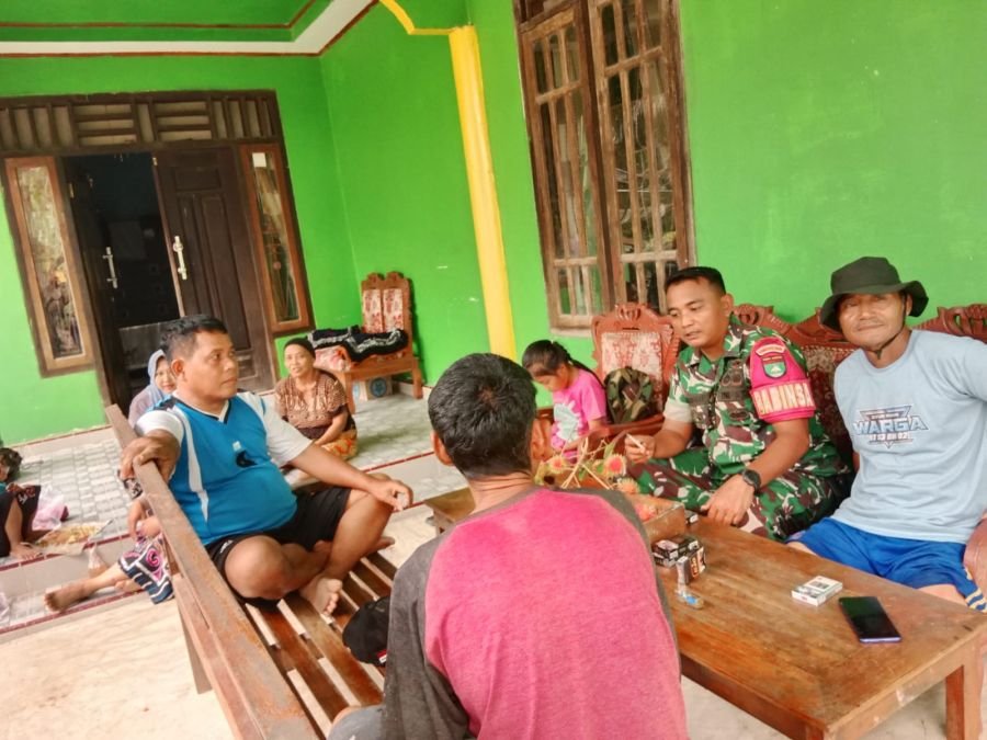 Sertu Ramadhan: Komsos Wadah Jaga Keakraban Babinsa dengan Masyarakat di Limau Manis