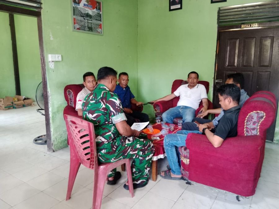 Sertu Ramadhan Laksanakan Komsos dan Pengawasan SDM Bersama Jaring Mitra Karib di Desa Limau Manis