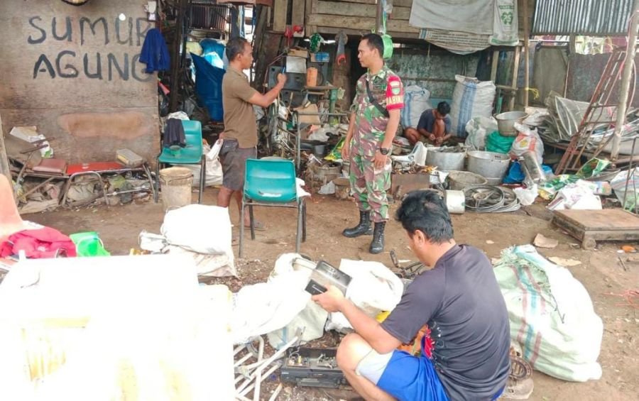 Sertu Ronald Manalu Babinsa 01/Tembilahan Ajak Pengepul Barang Bekas Tingkatkan Kewaspadaan