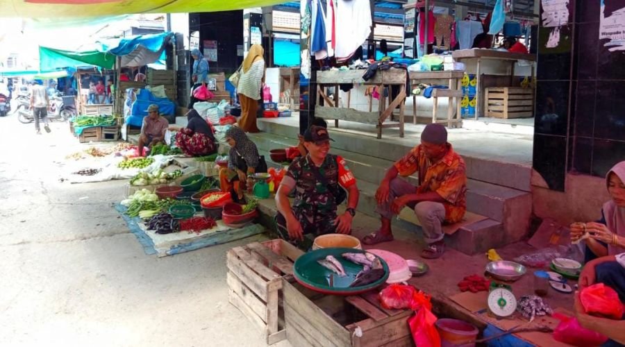 Sertu Ronald Manalu Babinsa Koramil 01/Tembilahan Bangun Komunikasi Akrab dengan Pedagang Pasar