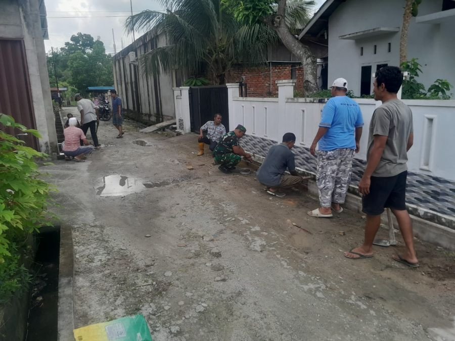 Sertu Rudy Babinsa Koramil 04/Perawang Ajak Warga Jaga Lingkungan Lewat Gotong Royong