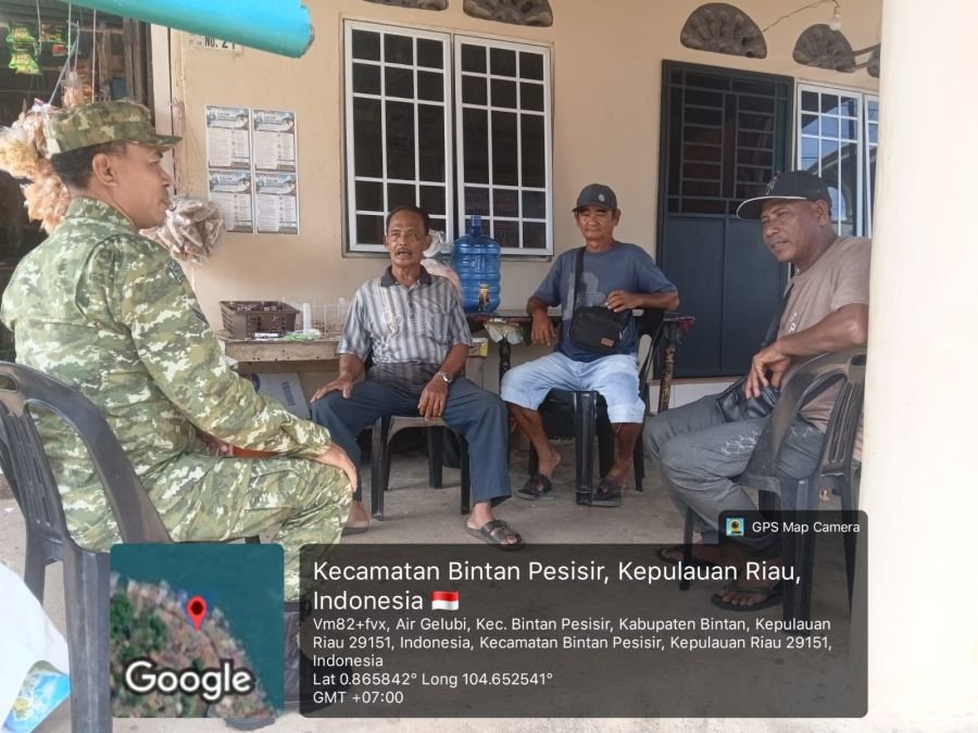 Sertu Ruksin Himbau Warga Desa Kelong Perkuat Jaga Keamanan Lingkungan
