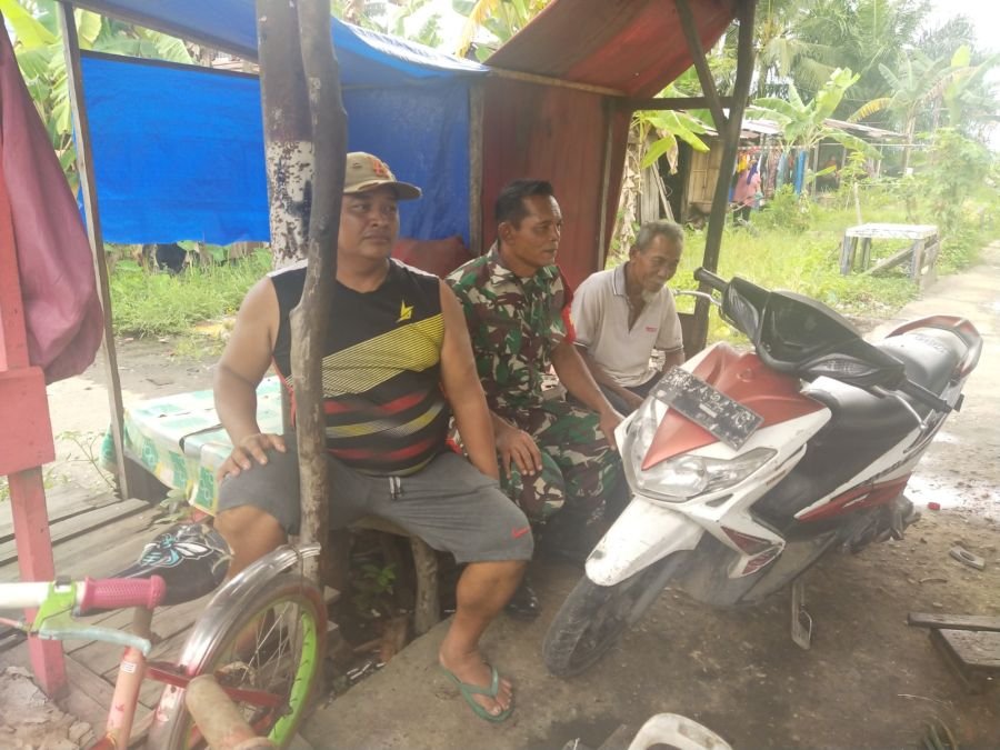 Sertu Rusmawan D Babinsa 01/Tembilahan Perkuat Komunikasi dengan Pelaku Usaha Tambal Ban