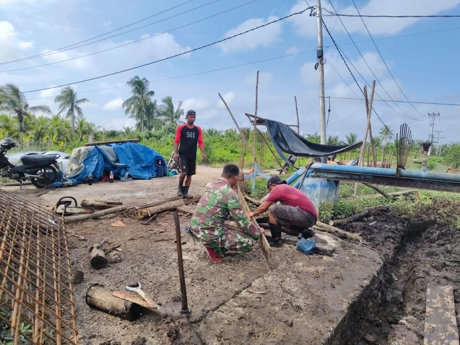 Sertu S. Tarigan Bersama Warga Desa Nipah Sendanu Bangun Jembatan Garuda
