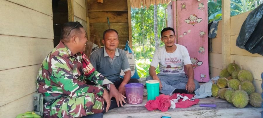 Sertu Sugito, Babinsa Koramil 04/Dabo yang bertugas di wilayah Desa Tanjung Irat, Bakong, Langkap, S