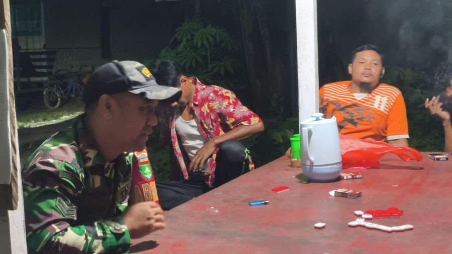Sertu Suherman anggota Koramil 01/Tembilahan Turun Langsung Pantau Pos Ronda Desa Sungai Intan