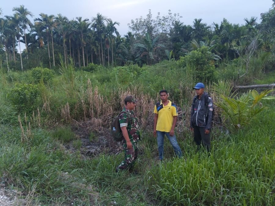 Sertu Suherman Babinsa 01/TBH Tegaskan Larangan Bakar Lahan Saat Patroli Batas