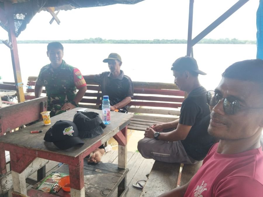 Sertu Suherman Babinsa Koramil 01/Tbh Datangi Pelabuhan Desa Sei Intan, Keselamatan Kerja Ditekankan