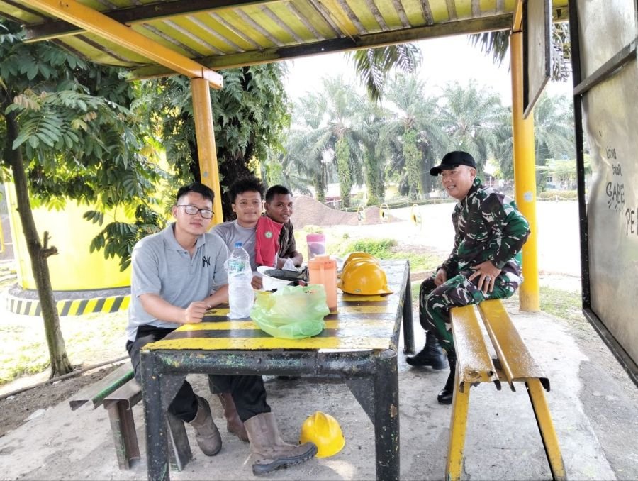 Sertu Sunariadi Dekati Warga Pulau Komang, Perkuat Kemanunggalan TNI
