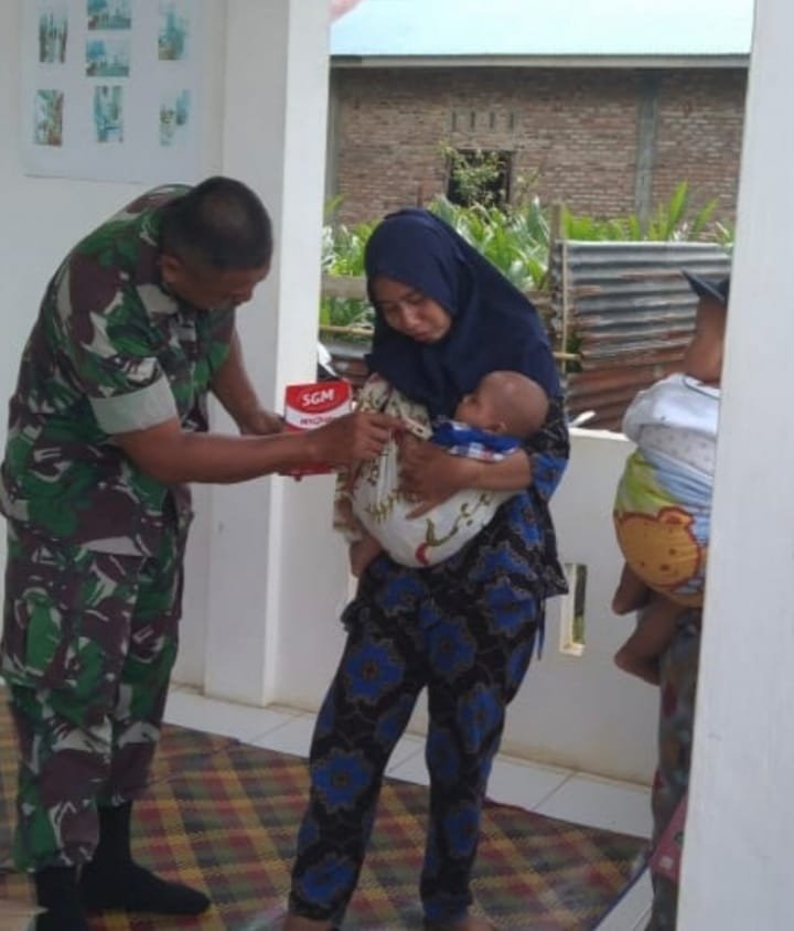 Sertu Supriadi Babinsa Koramil 03/Bgs Luangkan Waktu Dampingi Posyandu 