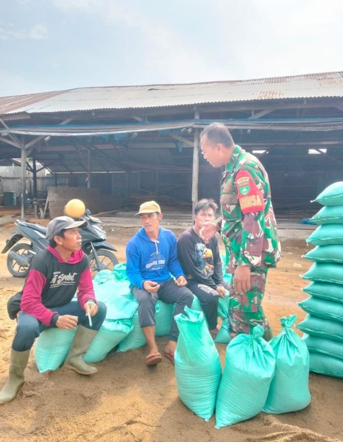 Sertu Suratno Babinsa 01/Tembilahan Serap Keluhan Pekerja Pasir, Perkuat Ekonomi Masyarakat