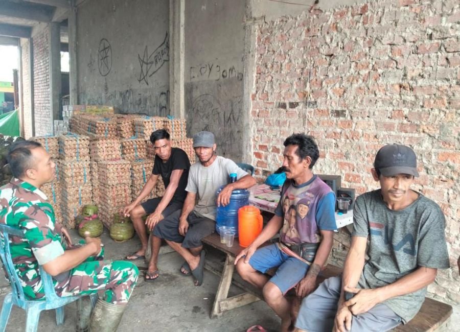 Sertu Suratno Babinsa 01/Tembilahan Ajak Buruh Pasar Terapung Lebih Waspada Saat Bekerja